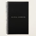 Preto Clássico | Planejador Semanal/Mensal Espiral<br><div class="desc">Adicione seu nome personalizado a este planejador semanal\mensal clássico de espiral negra. Ideal para uma variedade de projetos que o mantêm organizado.</div>