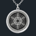Preto, colar do floco de neve do OLHAR do brilho<br><div class="desc">Esta colar preta e de prata festiva do floco da neve do brilho do FALSO (IMPRESSO) combina o convite do casamento no inverno mostrado abaixo e faria um presente agradável a para dar a seus assistentes da festa de casamento como seus madrinha de casamento, damas de honra, e florista, ou...</div>