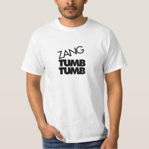 Preto da divisa do futurismo no t-shirt branco