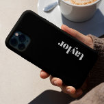 Preto e Branco minimalista moderno personalizado<br><div class="desc">Apresentando a Capa de telefone Personalizada Moderna Minimalista Negra e Branca - um acessório elegante e sofisticado projetado para aqueles que apreciam estética limpa e elegante. Esta capa de telefone monográfica oferece um toque de personalização com monogramas personalizados, fazer-a a escolha perfeita para indivíduos que procuram uma capa de telefone...</div>