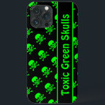 Preto e Verde Padrão de Caveira com Texto Personal<br><div class="desc">Capa de telefone preta com um crânio verde e um padrão de bósforos. Campo de texto editável para fácil personalização com seu nome ou mensagem.</div>