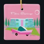 Primaveras de Palma Rosa Retroativos, Ornamento C<br><div class="desc">Entre o fundo cor-de-rosa, a casa moderna de meio século turquesa, e o carro clássico dos anos 50, este design não poderia ser mais Primaveras de Palma se ele o dissesse nas nuvens. Espera, diz nas nuvens! A pedra azul e lacrimogênea da casa é compensada pelos aparelhos de luz sputnik...</div>