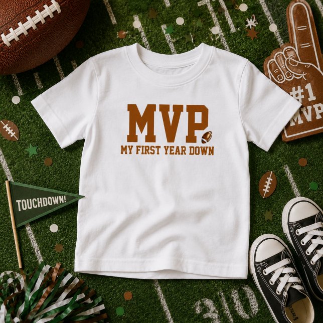 Primeiro Ano no Chão | Camisa de Bebê de 1º Aniver (First Year Down | Football 1st Birthday Baby Toddler T-shirt)
