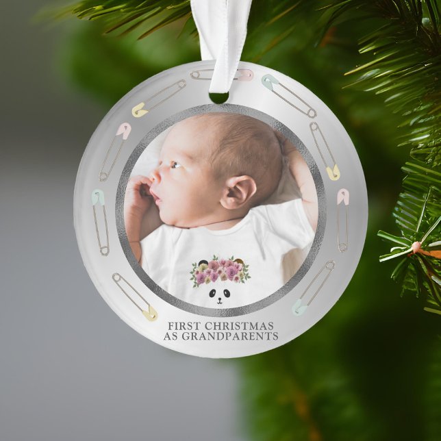 Primeiro Natal Avós Bebê Ornamento Fotográfico (If you're looking for a gift for the new grandparents, treat them to this photo ornament.)