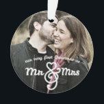 Primeiro Natal como Sr. & Ornamento de Foto da Sra<br><div class="desc">Seu primeiro Natal como Sr. e Sra.! Crie um belo guardião para si mesmo ou para a família com este Enfeites de natal divertido,  de dois lados. Apresenta um texto adorável na frente e um coração com o ano atrás,  juntamente com duas fotos do feliz casal recém-casado!</div>