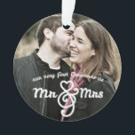Primeiro Natal como Sr. & Ornamento de Foto da Sra<br><div class="desc">Seu primeiro Natal como Sr. e Sra.! Crie um belo guardião para si mesmo ou para a família com este Enfeites de natal divertido,  de dois lados. Apresenta um texto adorável na frente e um coração com o ano atrás,  juntamente com duas fotos do feliz casal recém-casado!</div>