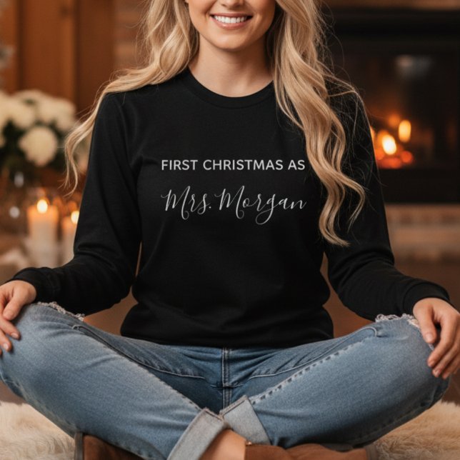 Primeiro Natal como Sra. Camiseta Personalizada (First Christmas as Mrs Personalized Newlywed Sweatshirt Gift)