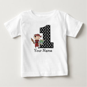 Primeiro t-shirt do pirata do menino do