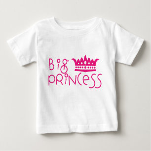 Princesa grande com a camisa da irmã mais velha da