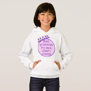 Princesas verdadeiras consertam a camiseta da outr