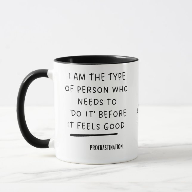 procrastinação do texto preto e branco da caneca d (Esquerda)