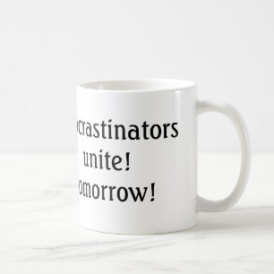 procrastinadores unem-se amanhã! caneca de café en