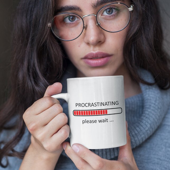 Procrastinando Por Favor Esperar - Caneca De Dia P (Criador carregado)