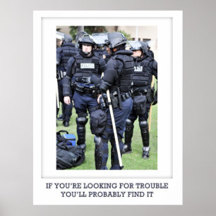 Procurando o problema - polícia no poster do