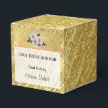 Produto Dourado e Floral de Bomba | Caixa de Ofert<br><div class="desc">Caixa de presente de luxo estriada de ouro para bombas de banho de embalagem ou outros produtos caseiros. A flor branca bonito e a folhagem sobre o velo parecem fundo dourado duplo e velo branco para facilitar a visualização do texto. O texto é totalmente editável, basta clicar em "Personalizar" para...</div>