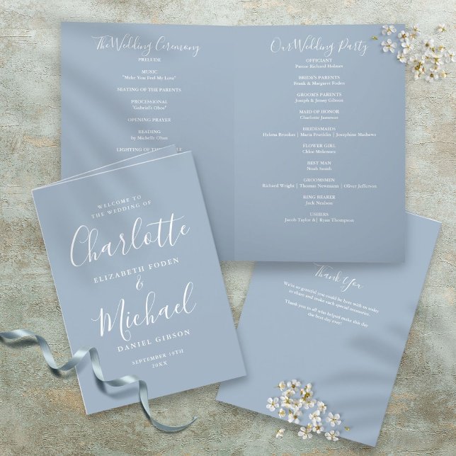 Programa Casamento com Grafismo Elegante em Azul Empoeirado (Dusty Blue Elegant Signature Script Wedding Program)