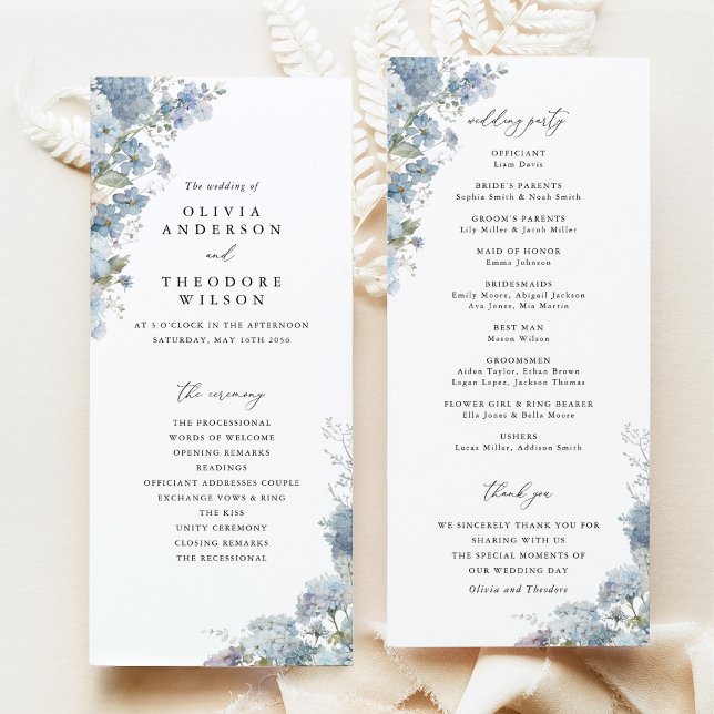 Programa Casamento Floral com Aquarela Azul Desbotado Cerim (Dusty blue watercolor floral wedding ceremony program, elegant classic day-of stationery flat lay)