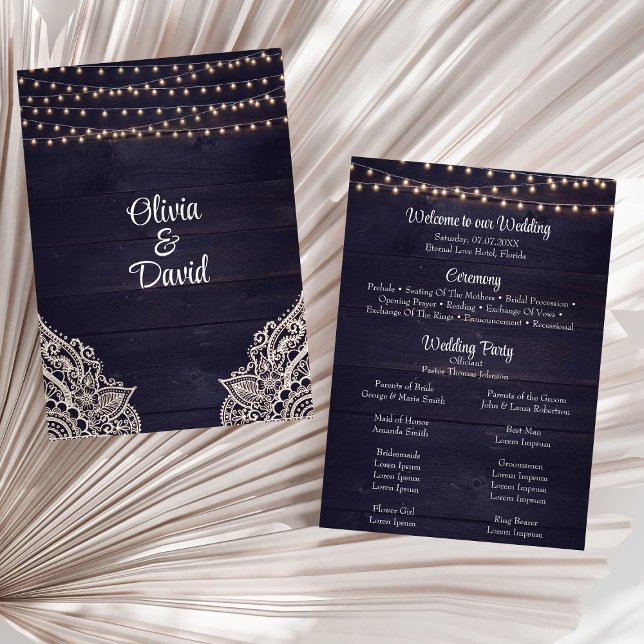 Programa de Casamento com Luzes de Corda de Madeir (Rustic Dark Blue Wood String Light Wedding Program on a sunny white dry palm leaf.)