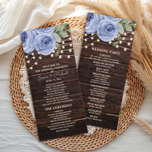 Programa de Casamento com Luzes de Corda Rústicas  (Dusty blue watercolor floral and string lights on rustic wood wedding program)