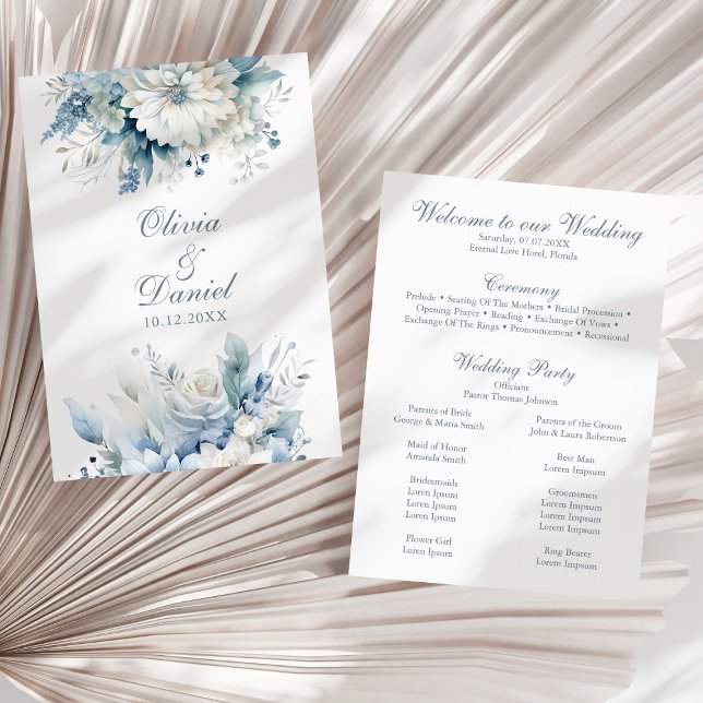 Programa de Casamento de Flores Azuis Modernas (Modern Dusty Blue Wildflowers Wedding Program on a sunny white dry palm leaf.)