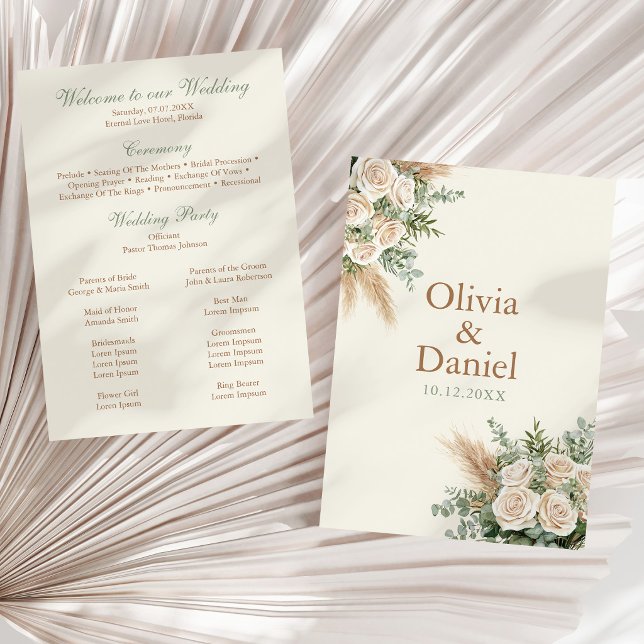 Programa de Casamento Elegante Bege Pampas & Rosa (Elegant Beige Pampas & Rose Wedding Program on a neutral dry palm leaf)