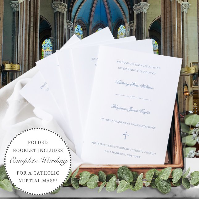 Programa de Cerimônia de Casamento Católico em Azu (Dusty blue Catholic wedding mass program with elegant calligraphy script.)