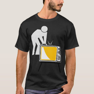 Programa de TV a pessoa segurando a camiseta da te