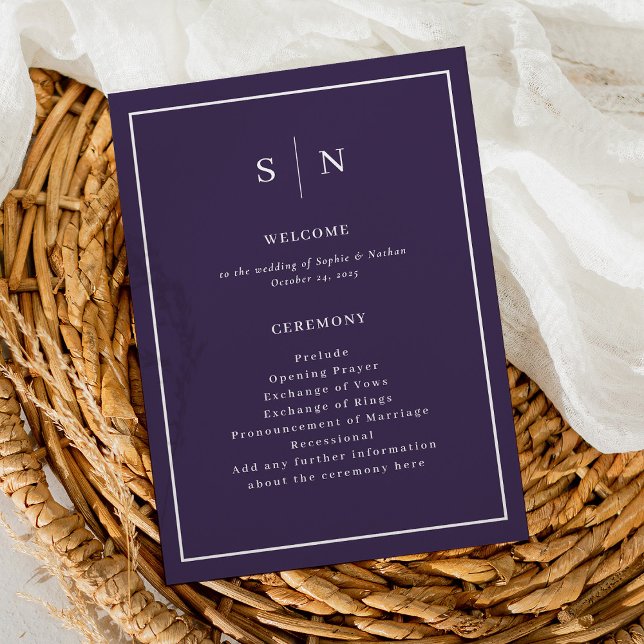 Programa Púrpura Mínima e Chic | Casamento fronteiriço eleg (A simple and chic wedding program in colorful dark purple and white, with your monogram)