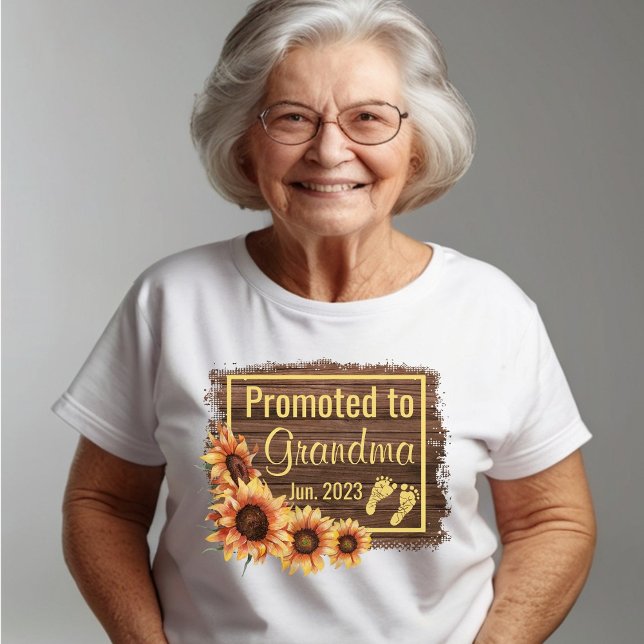 Promovido à vovó Sunflower T-Shirt (Criador carregado)