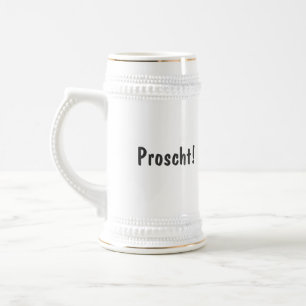 Proscht! Caneca de cerveja de bebendo suíça com pa