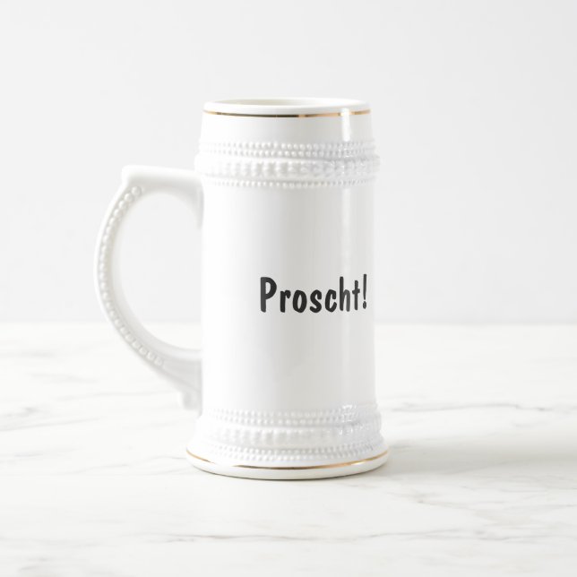 Proscht! Caneca de cerveja de bebendo suíça com pa (Esquerda)