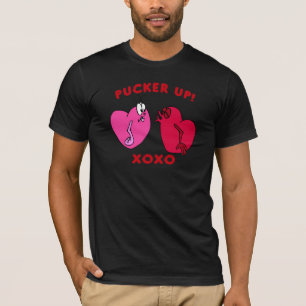 Pucker acima da camisa dos corações dos namorado