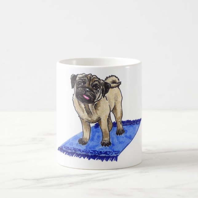 Pug No.98 em um tapete em uma caneca (Centro)