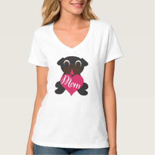 Pug preto com a mamã no t-shirt do coração