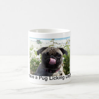 Pug que lambe a caneca do dia