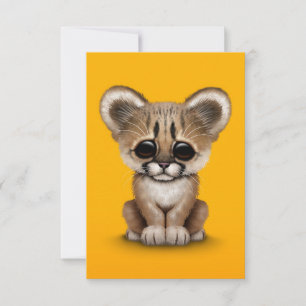 Puma bonito Cub do bebê no amarelo