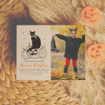 Pumpkin Foto de Abóbora Preto do Gato de Orçamento<br><div class="desc">"Será muito divertido, mas assustador, cuidado! Então venha e junte-se a nós... se você se atreve!" é como essas cartas convidam amigos e família para a festa do Dia das Bruxas! No meio da carta, há um gato preto desenhado à mão, sentado sobre uma abóbora esculpida e cercado por estrelas....</div>