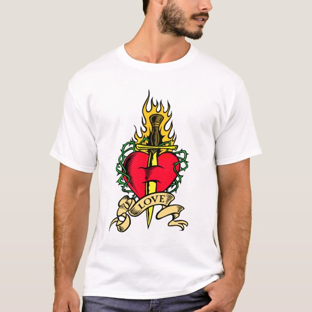 Punhal através do t-shirt do coração (Frente)