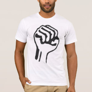 Punho aumentado do t-shirt do protesto