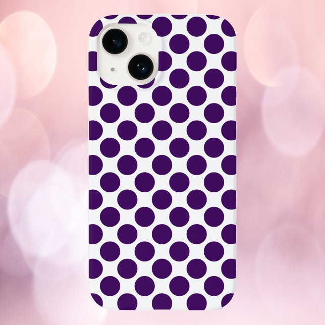 Púrpura de bolinhas (A phone case with a purple polka dot pattern)