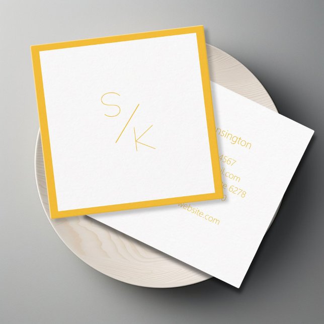 Quadrado Cartão de visita Branco Amarelo Moderno (Modern Pur Yellow White Monogram Business Card)