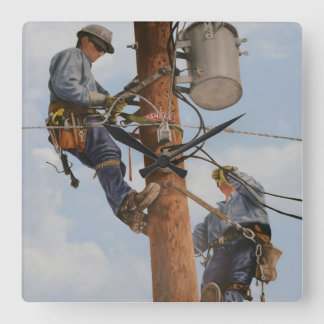 Quadrado equipe de Lineman que trabalha no relógio de polo