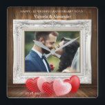 Quadrado Relógio de Foto de 1º Aniversário de Casamento Ele<br><div class="desc">Celebre seu amor com este relógio de parede de foto personalizado lindamente desenhado! Com um fundo de painel de madeira clássico, moldura branca ornamentada, gráficos de coração românticos e nomes e data personalizados, é o presente perfeito para o seu 1º aniversário de casamento. Personalize com sua foto favorita, nomes e...</div>