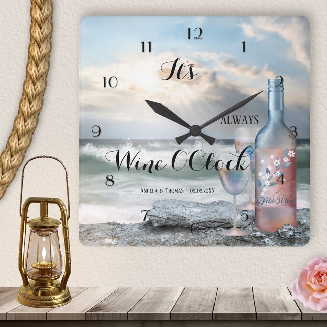 Quadrado Relógio Romântico de Praia do Vinho (It's always Wine O'Clock - wall clock featuring a painting of a wine bottle with glass at the beach)