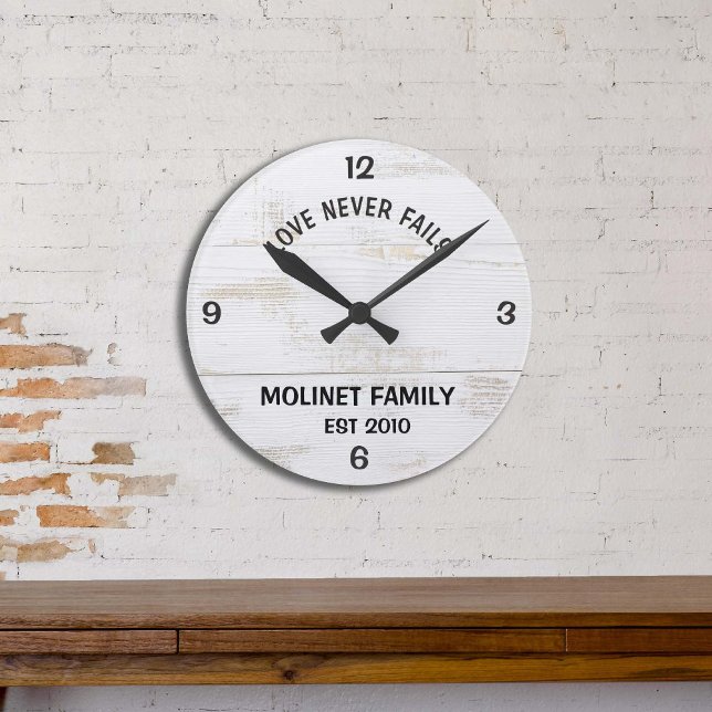 Quadrado Relógio Russo Personalizado "O Amor Nunca Falha" (Criador carregado)