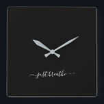 Quadrado Respire o relógio grande do yoga elegante preto<br><div class="desc">Um relógio de ioga moderno com fundo preto e uma elegante escrita branca com letras de mão,  com a citação "apenas respirar".</div>