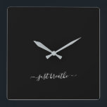 Quadrado Respire o relógio grande do yoga elegante preto<br><div class="desc">Um relógio de ioga moderno com fundo preto e uma elegante escrita branca com letras de mão,  com a citação "apenas respirar".</div>