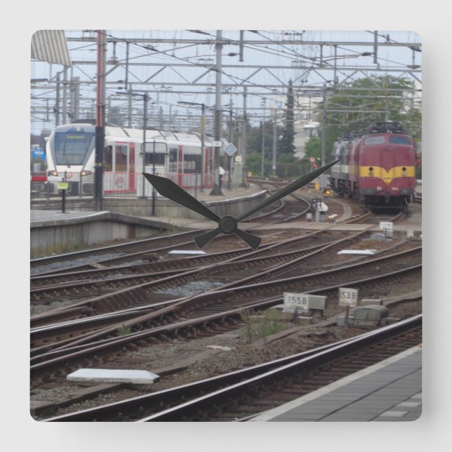 Quadrado Trens de passageiros que chegam ao relógio da esta (Frente)