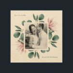 Quadro De Madeira Elegante Eucalyptus Deixa Casamento De Foto Por Aq<br><div class="desc">Folhas de eucalipto de cor rústica chic e flores cor-de-rosa pinceladas e pinceladas moles enquadram a foto do casal feliz. Esta adorável impressão verde de casamento apresenta a data mais recente,  e o nome do Sr. e da Sra. Costumada.</div>