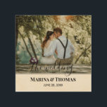 Quadro De Madeira Foto personalizada de casamento com caligrafia mod<br><div class="desc">O design tem um quadro retangular branco no lado inferior e textos de caligrafia modernos que podem ser personalizados de acordo com sua preferência. Substitua a foto no centro por sua própria foto de casamento. Vai fazer um adorável costume de presentes de casamento para seus hóspedes ou para seu próprio...</div>